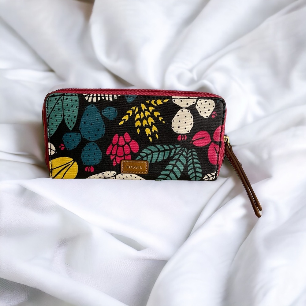 Fossil Women’s Eliza Clutch NWT $65